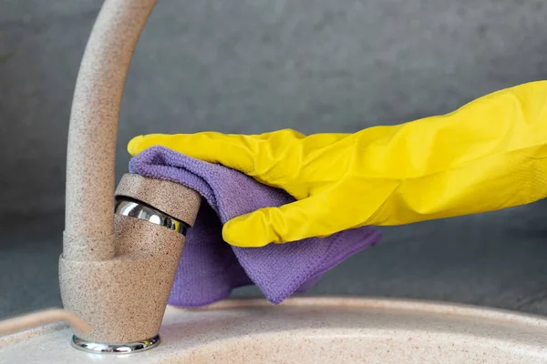 Hands in yellow gloves cleaning a sink with a sponge — Stock Photo, Image