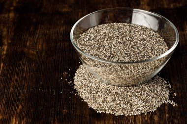 Tahta masada çim tohumlu cam kase.