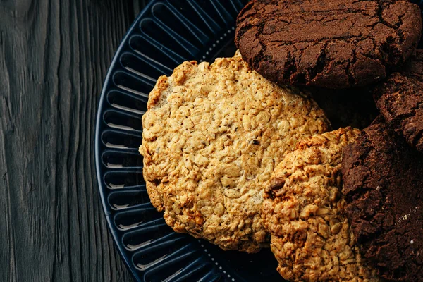 Galletas de chocolate y avena sobre mesa de madera oscura — Foto de Stock