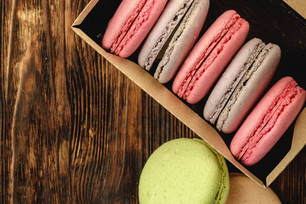 Bolinhos de macaron coloridos em uma caixa de papelão — Fotografia de Stock