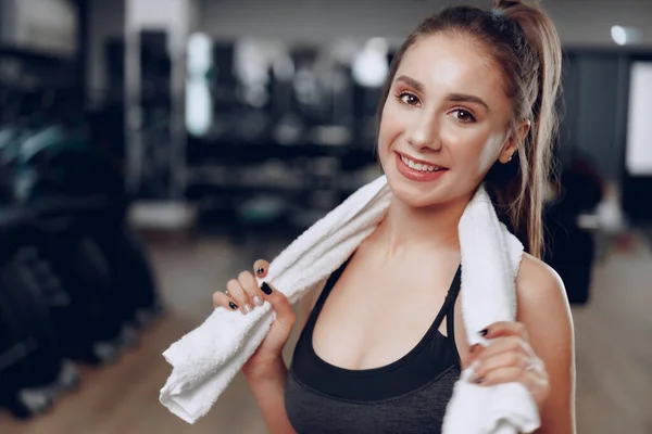 Porträt einer jungen sportlichen Kaukasierin, die in einem Fitnessclub trainiert — Stockfoto
