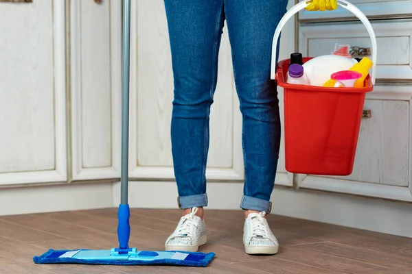 Mujer lavando piso con fregona en cocina — Foto de Stock