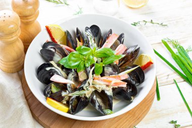 Krema sosunda pişirilmiş kabuklu midyeler.