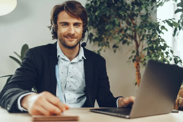 Junger kaukasischer Geschäftsmann hält Videotelefonie mit Kunden-Partnern ab — Stockfoto