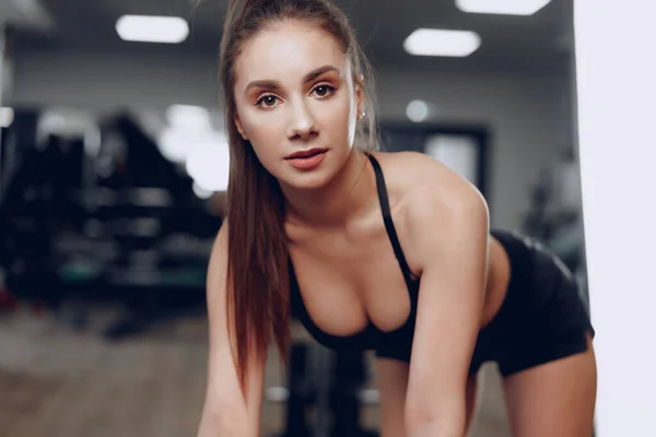 Πορτρέτο μιας νεαρής αθλητικής καυκάσιας γυναίκας που εκπαιδεύεται σε γυμναστήριο — Φωτογραφία Αρχείου