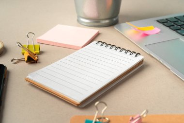 Boş defterle dizüstü bilgisayarı aç, yukarıdan bak. İş yeri kavramı