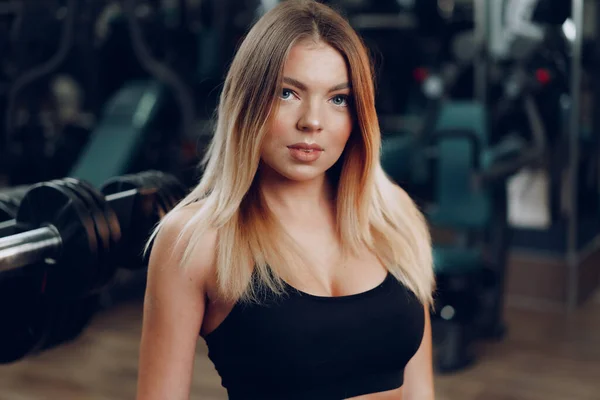 Retrato de una joven rubia en forma en sujetador deportivo negro — Foto de Stock