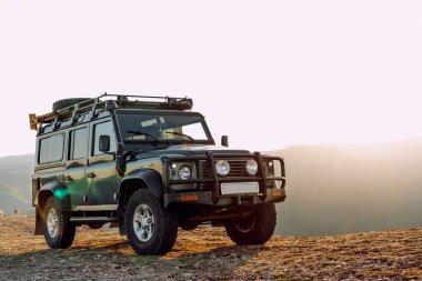 Dağlarda koyu yeşil bir off-road arabası