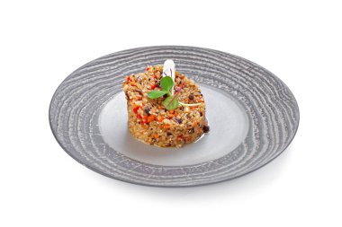 Beyaz tabaktaki sebzeli pilav.