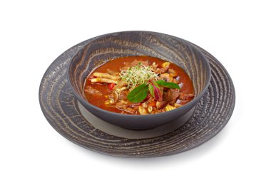 Gulaş çorbası beyaz kasede izole edilmiş.