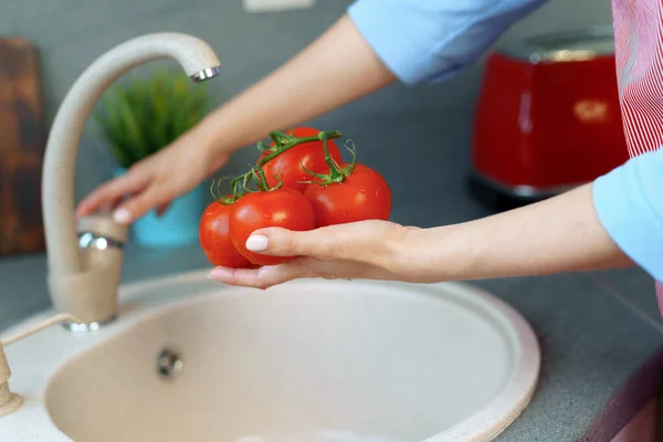 在水槽里洗西红柿的女人的近照 — 图库照片