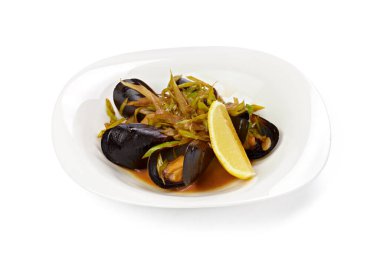 Kabuklu midyeler pişirdim, beyazlar üzerinde izole oldum.