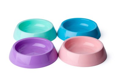 Beyaza izole edilmiş yeni plastik bir kase.