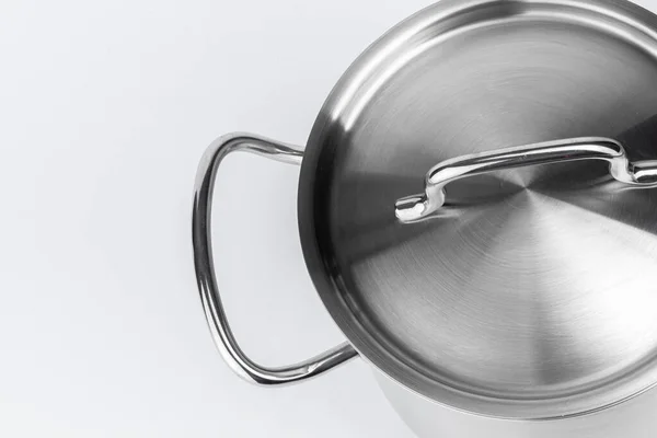 Новый металлический кухонный горшок изолирован на белом — стоковое фото