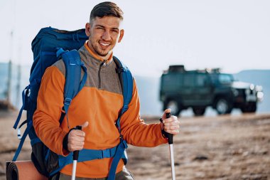 Dağa tırmanan bastonlu bir gezgin.