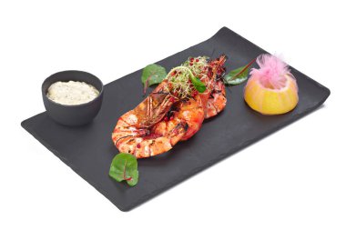 Gri tabakta ızgara Kral karidesi. Beyazda izole edilmiş.