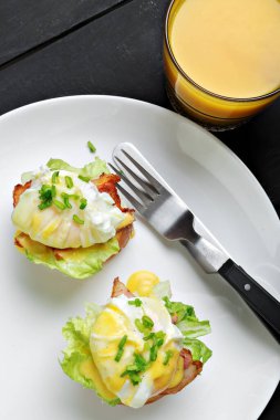 Pastırmalı, marullu ve haşlanmış yumurtalı çörekler.