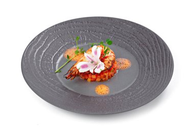 Gri tabakta ızgara Kral karidesi. Beyazda izole edilmiş.