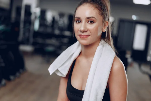 Porträt einer jungen sportlichen Kaukasierin, die in einem Fitnessclub trainiert — Stockfoto