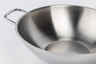 Beyaz arkaplanda yeni gümüş metal güveç