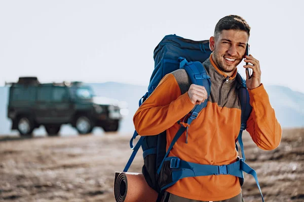 Young caucasian man traveller using his smartphone — Stock Photo, Image