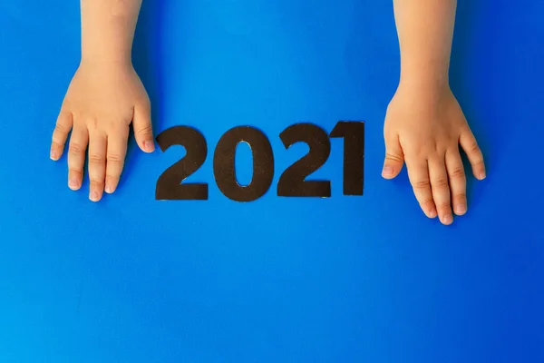 Концепция 2021 года. 2021 номера на бумажном фоне, вид сверху — стоковое фото