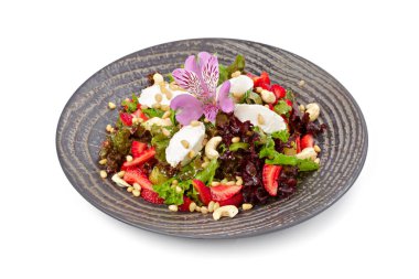 Peynirli ve çilekli sebze salatası.