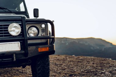 Dağlarda koyu yeşil bir off-road arabası