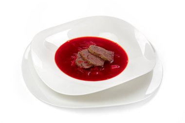 Rus çorbası Borsch beyaz kasede izole edilmiş.