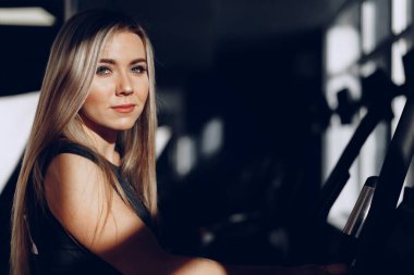 Uzun saçlı, gülümseyen güzel bir sarışının portresini yakından çek.