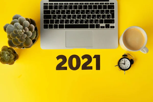 Artykuły biurowe i numery 2021. Noworoczne cele biznesowe i koncepcja planów — Zdjęcie stockowe