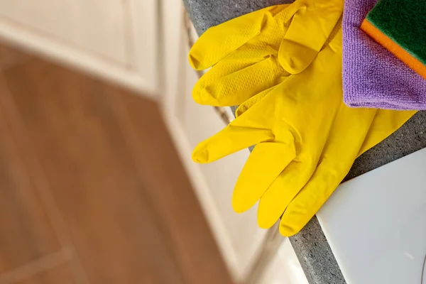 Cleaning sponge and rag on kitchen counter — Stock Photo, Image