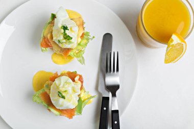 Pastırmalı, marullu ve haşlanmış yumurtalı çörekler.