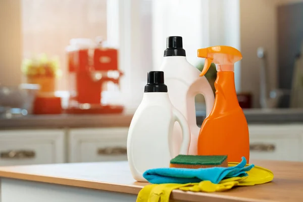 Limpieza de detergentes y herramientas en un mostrador de cocina — Foto de Stock