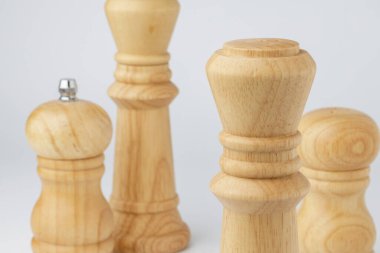 Beyaz üzerine tuz ve biber dökülmüş ahşap değirmenleri