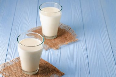 Masada bir bardak süt var.