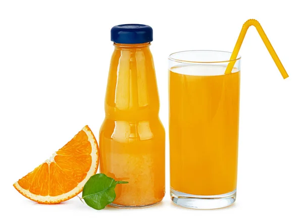 Flasche frischer Orangensaft isoliert auf weiß — Stockfoto