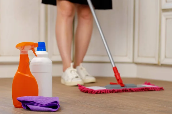 Mujer lavando piso con fregona en cocina — Foto de Stock
