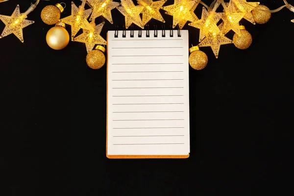 Hoja de papel en blanco con estrellas decorativas doradas. Año nuevo resoluciones concepto —  Fotos de Stock