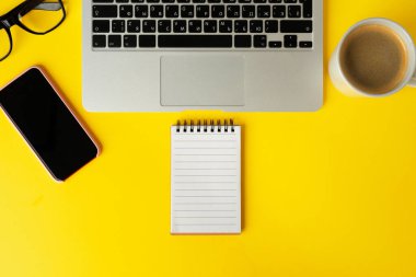 Boş defterle dizüstü bilgisayarı aç, yukarıdan bak. İş yeri kavramı