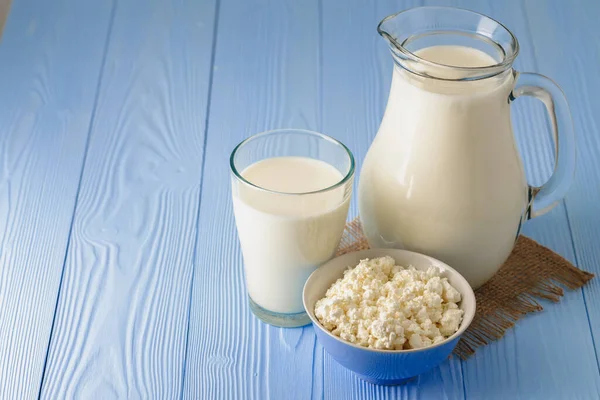 Vaso de leche con tazón de requesón —  Fotos de Stock