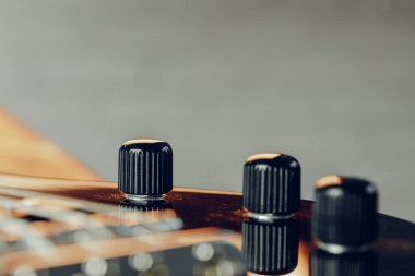 Karanlıkta elektro gitar gövdesi yakın plan