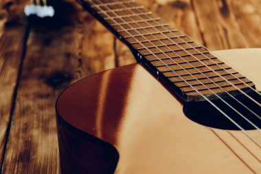 Tahta akustik gitar gövdesi ve klavye kapanıyor.