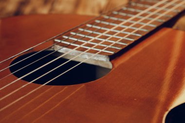 Tahta akustik gitar gövdesi ve klavye kapanıyor.