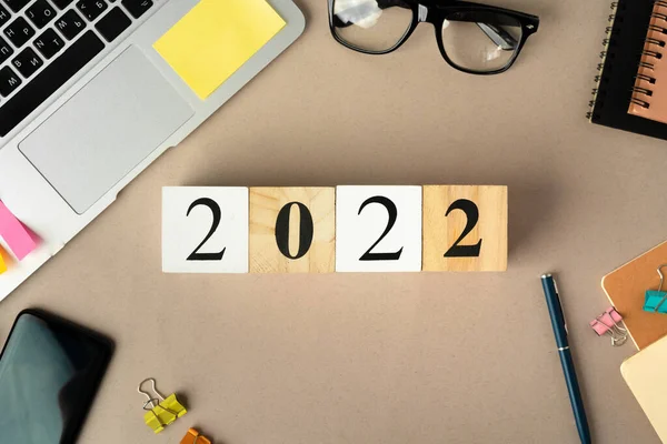 Artykuły biurowe i 2022 numery. Noworoczne cele biznesowe i koncepcja planów — Zdjęcie stockowe