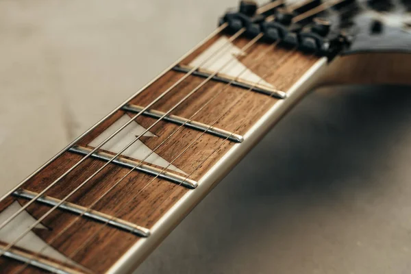 Diapasón de guitarra con cuerdas de cerca foto —  Fotos de Stock