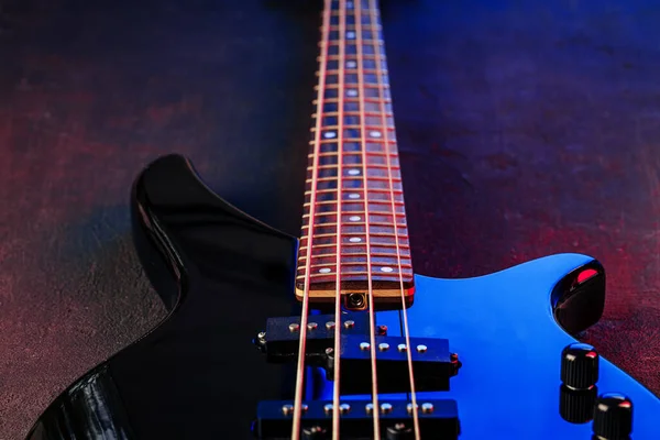 Elektrische gitaar body in het donker close-up — Stockfoto