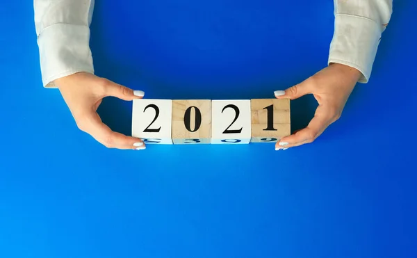 Έννοια του έτους 2021. 2021 αριθμοί σε έντυπη μορφή, προβολή από ψηλά — Φωτογραφία Αρχείου