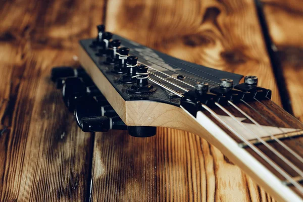 Cabeza de guitarra con afinadores sobre fondo oscuro —  Fotos de Stock