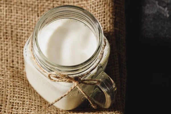 Masada bir bardak süt var.